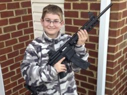 El rifle es un arma pequeña calibre 22, pensada para que el niño acompañe a su padre a cazar. AP /