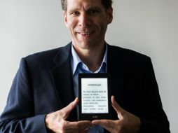 Alex Szapiro, jefe de Amazon Brasil, posa con un lector Kindle. AFP /