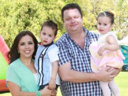 FAMILIA. Jorge Ascencio y Lily Monreal con sus hijos, Patricio y Luciana.  /