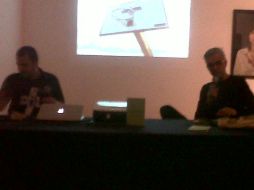 Durante buena parte de la charla, Martínez y Mora intercambiaron anécdotas de su estancia en Praga.  /