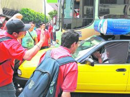Desesperados. Automovilistas, taxistas y camioneros padecieron los bloqueos realizados por trabajadores tapatíos en el Centro. EL INFORMADOR /
