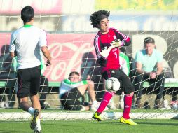 Práctica. Memo Ochoa ataja un balón durante el entrenamiento del martes de la Selección en las instalaciones de la Femexfut. MEXSPORT /