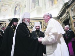 Convivencia. El Papa (derecha) se reunió con representantes de diversas religiones en la Plaza de San Pedro, en la Ciudad del Vaticano. AP /