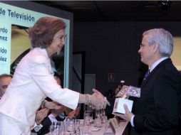 La Reina Sofia galardona a Leopoldo Gómez González, directivo de la cadena mexicana Televisa. EFE /