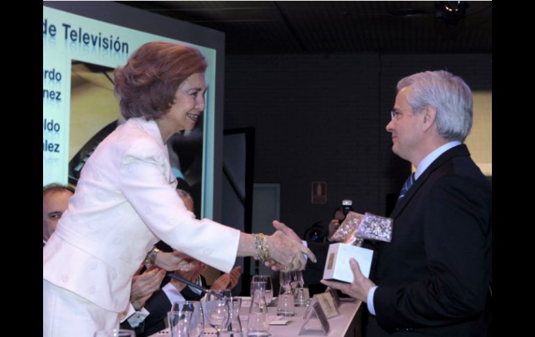 La Reina Sofia galardona a Leopoldo Gómez González, directivo de la cadena mexicana Televisa. EFE /