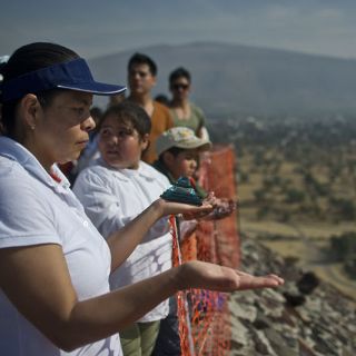 Visitantes acuden a Teotihuacán a recargarse de energía