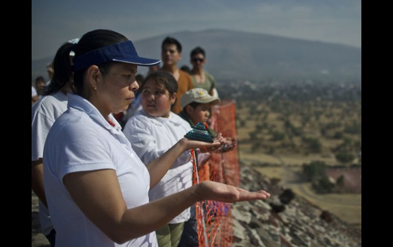 Los visitantes creen que el equinoccio de primavera los ayuda a cargar energías. AFP /