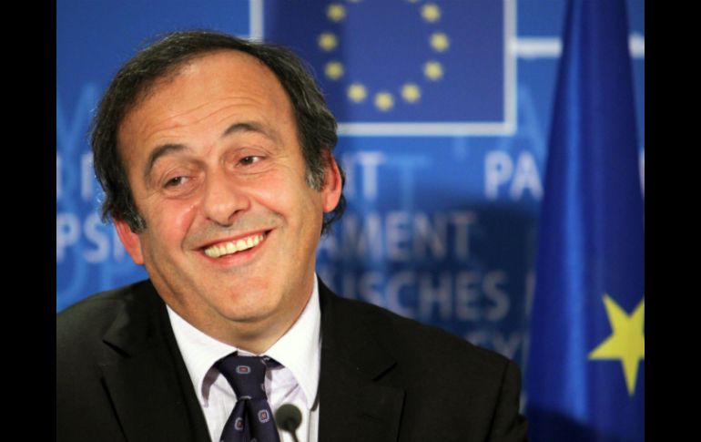 Podría haber una lucha entre Platini y Blatter por la máxima silla en FIFA dentro de dos años. ARCHIVO /