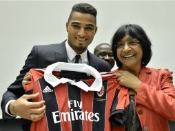 Kevin-Prince Boateng (i) habla sobre enfrentar este grave problema y no ignorarlo. AP /