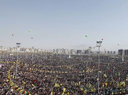 Kurdos celebran el Año Nuevo Persa en Diyarbakir y a petición de paz y desarme hecha hoy por el líder del grupo armado PKK. EFE /