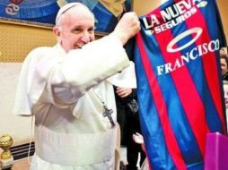 Su santidad recibe el regalo durante un encuentro con una delegación argentina. ESPECIAL /