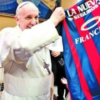 Papa Francisco recibe playera de San Lorenzo