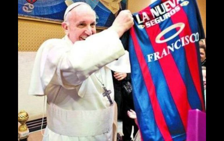 Su santidad recibe el regalo durante un encuentro con una delegación argentina. ESPECIAL /