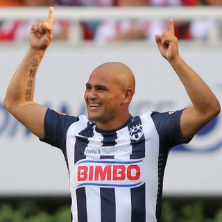 Humberto Suazo renueva contrato con Monterrey