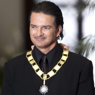 Arjona, condecorado con la Orden del Quetzal