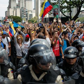 Chavistas y opositores ''chocan'' en Venezuela