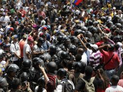 Chavistas y opositores ''chocan'' en Venezuela. AP /