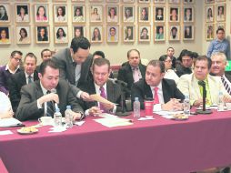 Clemente Castañeda entrega un formato de renuncia a Nájera para que, en caso de no dar resultados, la firme y la presente en un año. EL INFORMADOR /