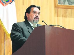 PARANINFO. El rector saliente de la UdeG, Marco Antonio Cortés Guardado, durante la presentación de su quinto y último informe. EL INFORMADOR /