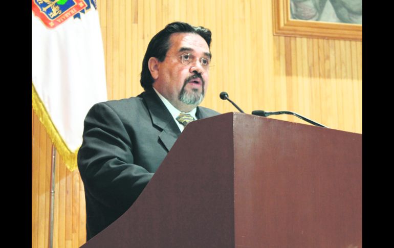 PARANINFO. El rector saliente de la UdeG, Marco Antonio Cortés Guardado, durante la presentación de su quinto y último informe. EL INFORMADOR /