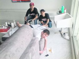 Hace unos días Lionel Messi se hizo un tatuaje en la pantorrilla izquierda con el nombre de su hijo, Thiago. AP /