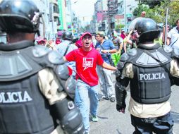 Al menos cuatro estudiantes opositores resultaron heridos ayer al participaron en Caracas en la manifestación por comicios limpios. EFE /