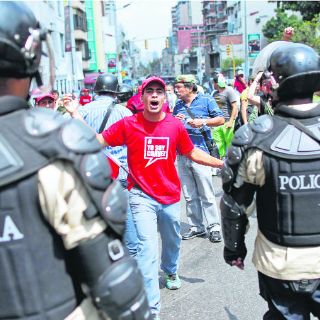 Maduro pide ayuda contra los corruptos; opositor lo acusa