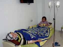 Una madre con su hija recibiendo asistencia médica tras sufrir un ataque en Alepo. EFE /