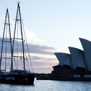 Barco de Greenpeace atraca en Sídney