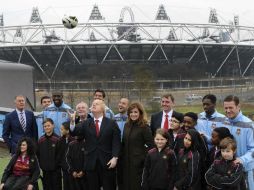 El alcalde de Londres Boris Johnson (c), posa con varios miembros del West Ham United a las puertas del Estadio Olímpico de Londres. EFE /