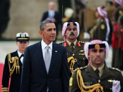 El presidente de EU, Barack Obama, es recibido por la guardia de honor jordana. AFP /