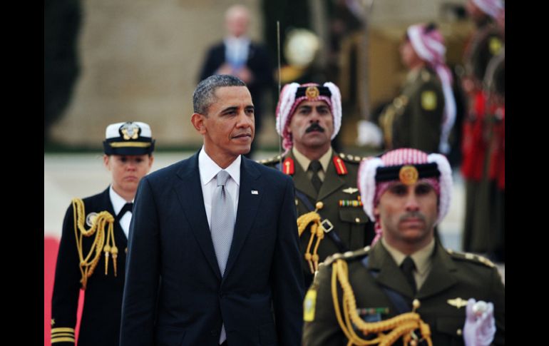 El presidente de EU, Barack Obama, es recibido por la guardia de honor jordana. AFP /