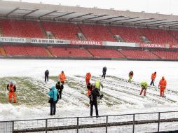 El estadio Windsor Park se llenó de nieve en la cancha y fue imposible que se efectuara el juego. AP /