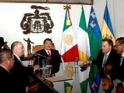 Ramiro Hernández (c) refiere que esperan aprender mucho de la experiencia que ofrece el caso irlandés.  /