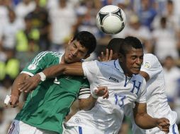 Francisco 'Maza' Rodríguez y Carlos Costly de Honduras disputan el balón. AP /