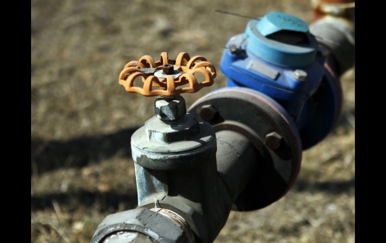 De los 9.6 metros cúbicos por segundo de agua que entran a Guadalajara, se pierde 15 por ciento por fugas en la red. ARCHIVO /