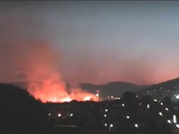 El fuego consume el inmueble utilizado como cartonera. TOMADA DE @CtroDeMandoEca  /