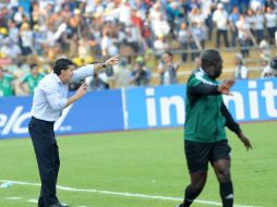 Jose Manuel de la Torre (izq) da indicaciones desde la banda durante el partido. AFP /