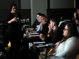 Pese a su mayor aportación a los ingresos del hogar, al llegar a casa no obtienen recompensa. AFP /