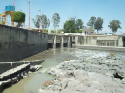Los elementos de Bomberos aseguraron el cuerpo sin identificar para que no lo arrastrara la corriente.  /