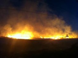 El fuego no ha podido ser totalmente controlado debido al material que se almacenaba en el inmueble. TOMADA DE @amadornarcia  /