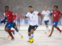 Una fuerte nevada y un terreno completamente congelado ayudo a EU a ganar sus primeros tres puntos. AFP /
