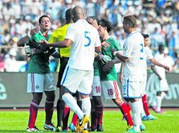 Enérgicos. Los jugadores mexicanos protestan una decisión arbitral del jamaquino Courney Campbell. AP /