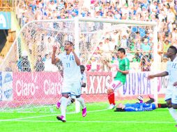 El segundo gol. Jerry Bengston hizo la anotación con la que los catrachos rescataron un punto. AFP /