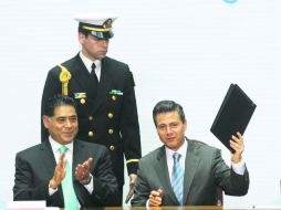 Peña Nieto sostiene el documento del Acuerdo General que sanciona la perforación de pozos sin permiso. NTX /