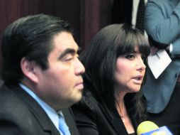 Miguel Barbosa y Alejandra Barrales, del PRD, en rueda de prensa, aclaran los puntos que fueron abordados en la sesión. NTX /