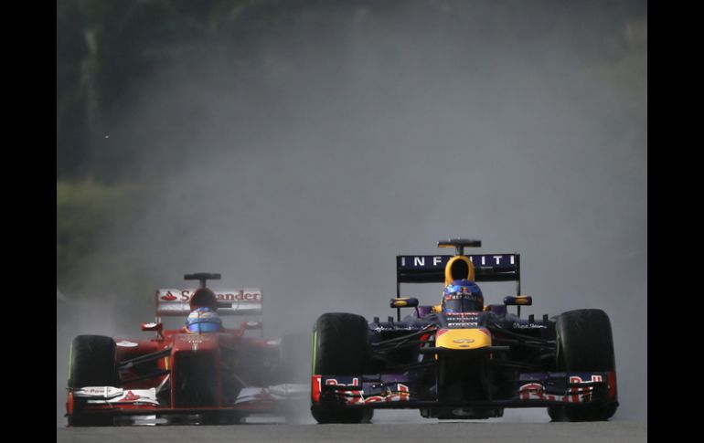 Sebastian Vettel del equipo Red Bull registró el mejor tiempo (1:49.674) de la calificación pese a la lluvia. AP /