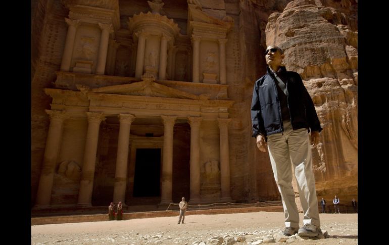 El presidente de EU, Barack Obama, recorre la ciudad monumental de Petra, 245 kilómetros al sur de Ammán. EFE /