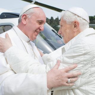 Papa Francisco regresa al Vaticano tras visitar a Benedicto XVI
