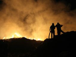 El fuego consumió 20 mil toneladas de cartón, sin pérdidas humanas ni víctimas por intoxicación. NTX /